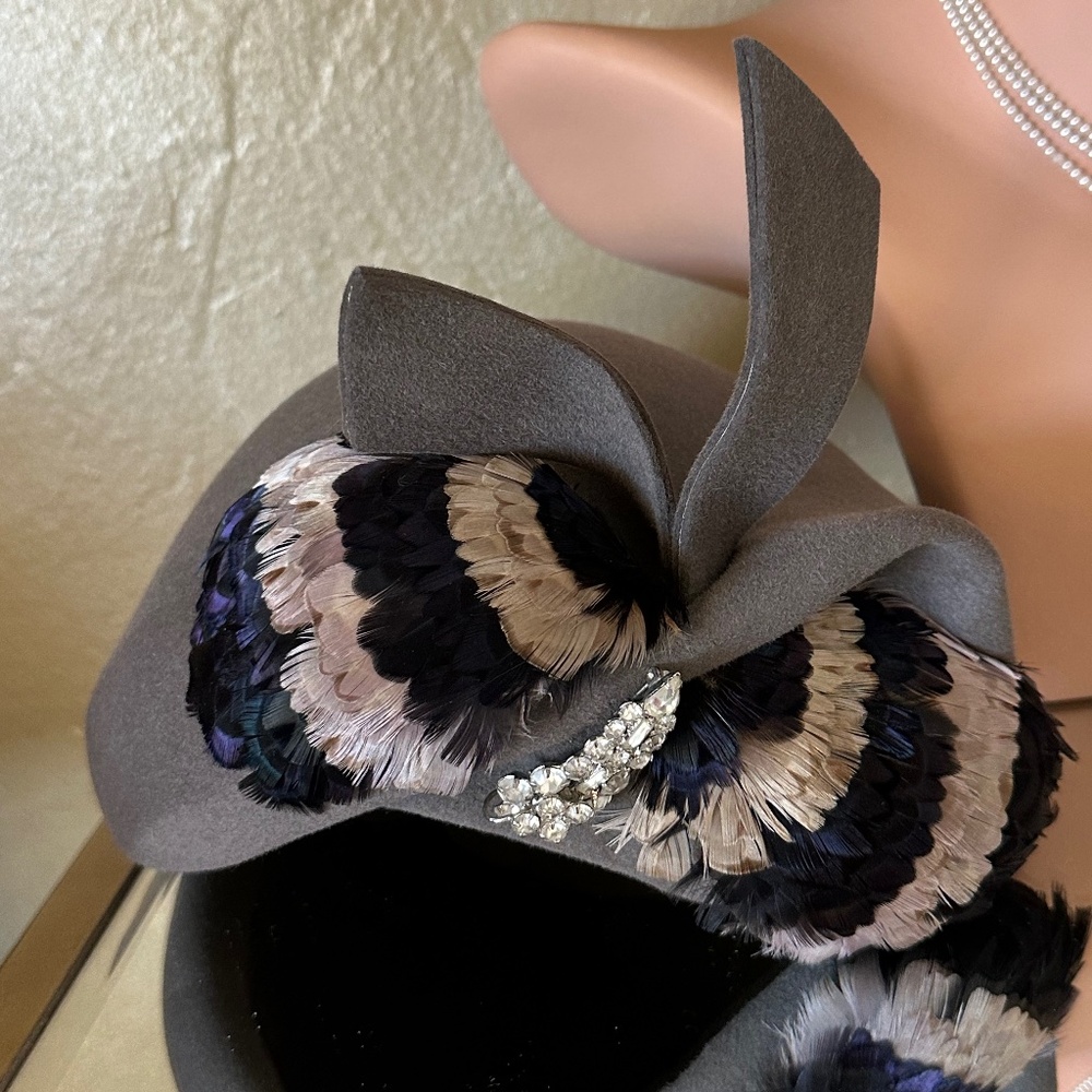OPULENT 1950s' GRAY FELT COCKTAIL HAT + RHINESTONE BROOCH + IRIDESCENT FEATHERS - Picture 10 of 11